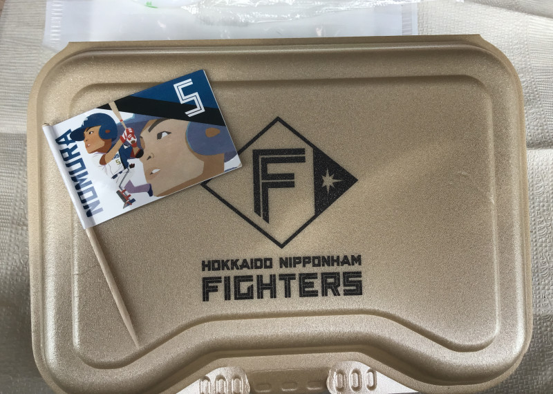 クレイジースパイスのカレーと選手の旗