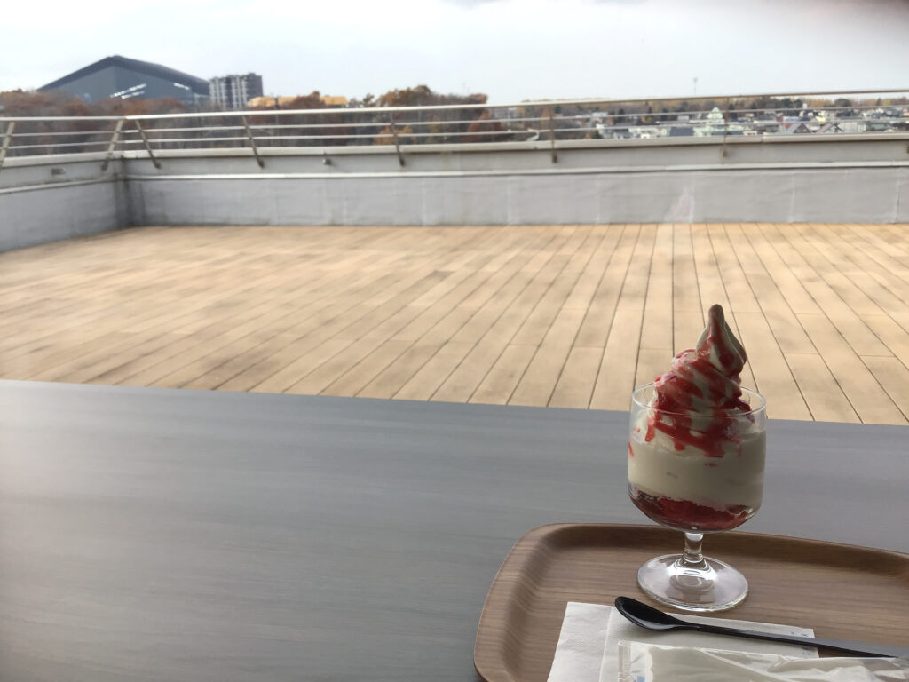 イシヤカフェ北広島市役所の窓側席とスイーツ