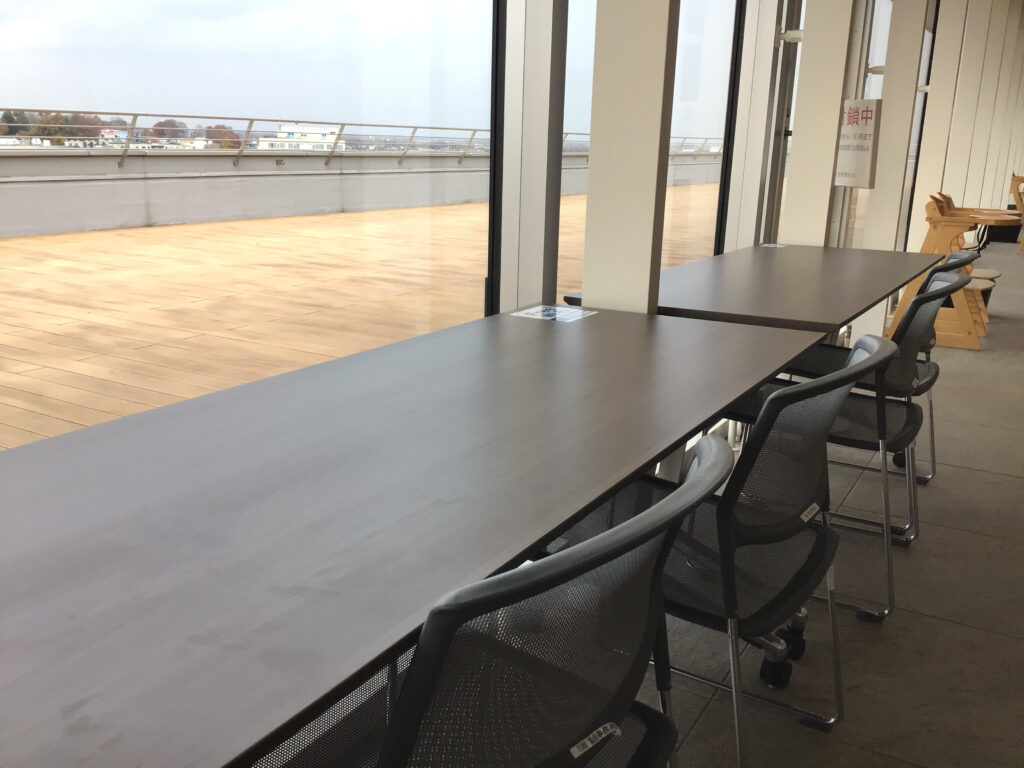 イシヤカフェ北広島市役所の窓側席