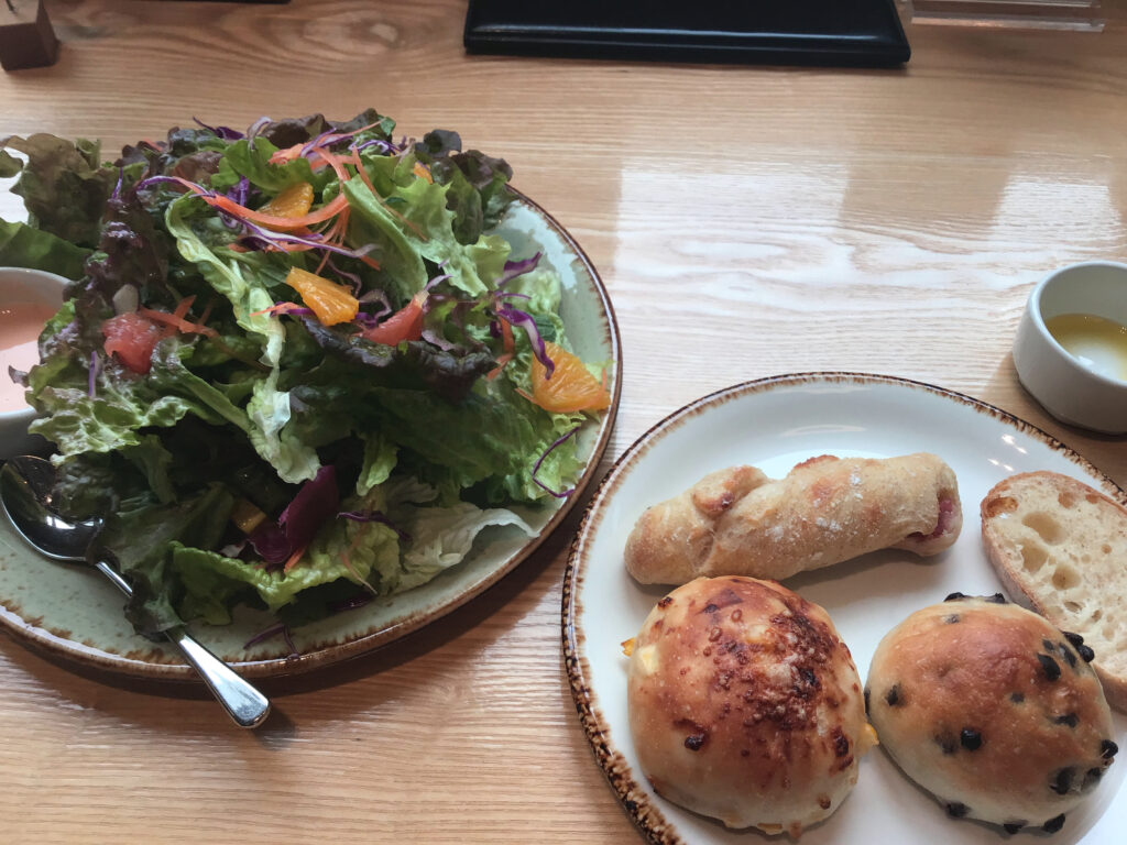 トリュフベーカリーのパン食べ放題とサラダのセット