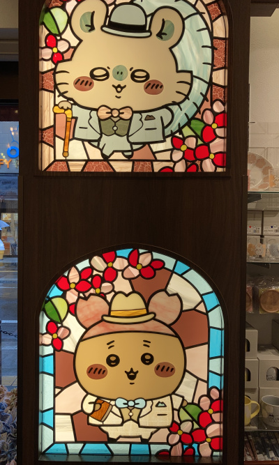 ちいかわもぐもぐ本舗小樽店ステンドグラス
