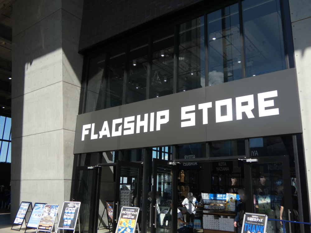 フラッグシップストアの前でツアーが終了